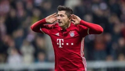  莱万多夫斯基蝉联德甲金靴三度获奖  