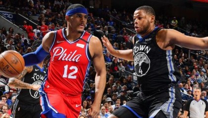  恩比德复出76人终结连败  