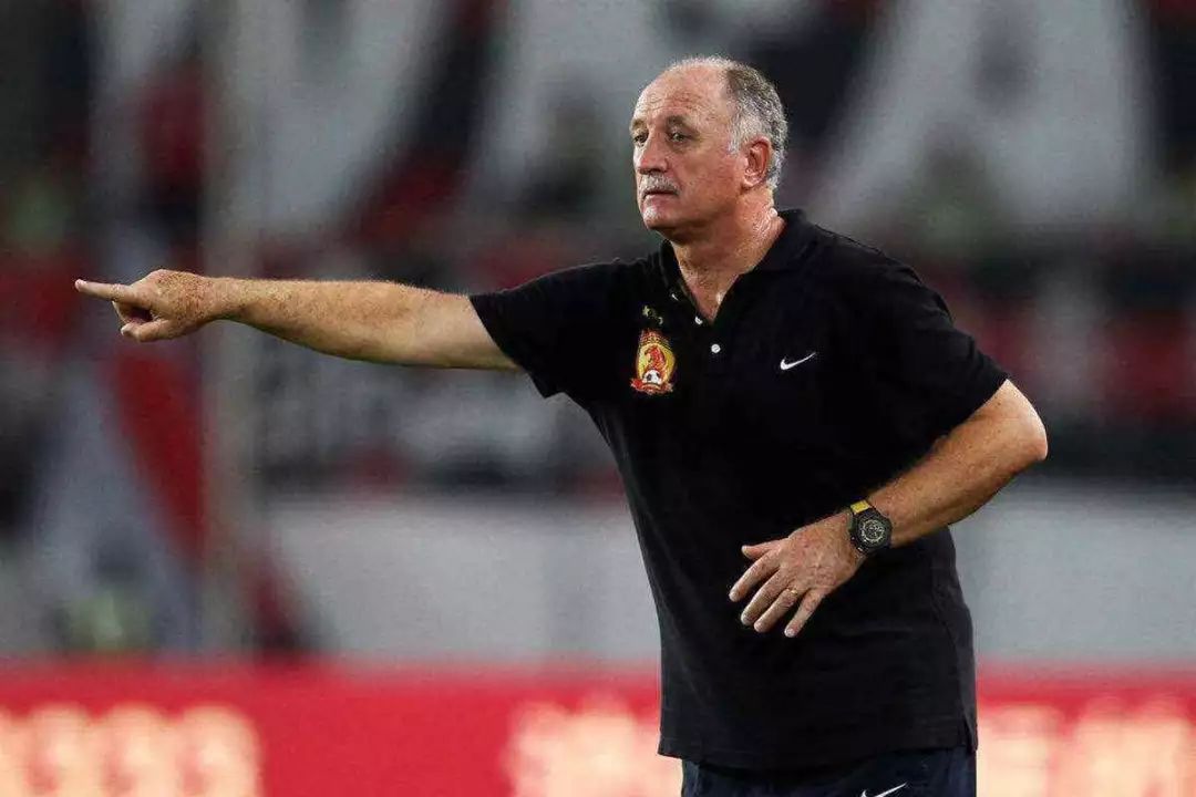  锤子帮主帅激情指挥助球队斩获关键三分